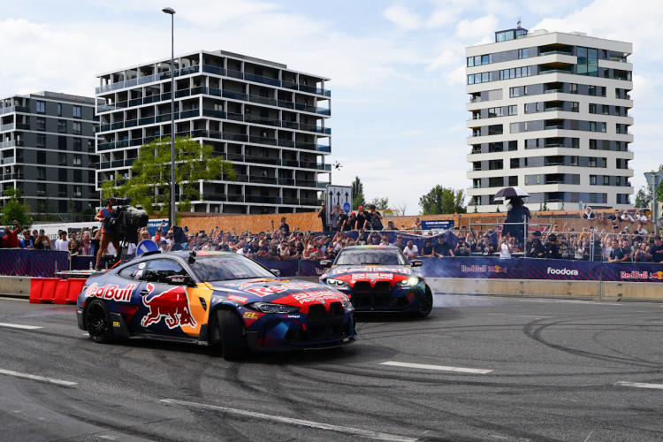 FOTOGALERIE: Karlín přivítal ikonickou formuli 1 a další motosportové vozy