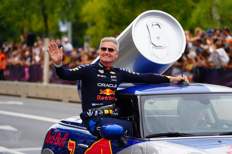 FOTOGALERIE: Karlín přivítal ikonickou formuli 1 a další motosportové vozy