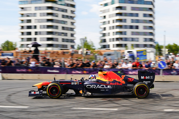 FOTOGALERIE: Karlín přivítal ikonickou formuli 1 a další motosportové vozy