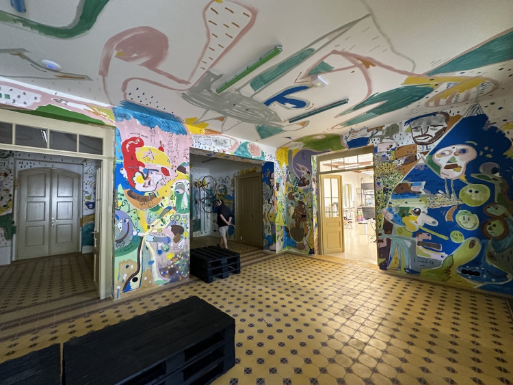 FOTOGALERIE: Půjčovna kol i galerie. Podívejte se, jak vypadá nádraží Bubeneč po rekonstrukci