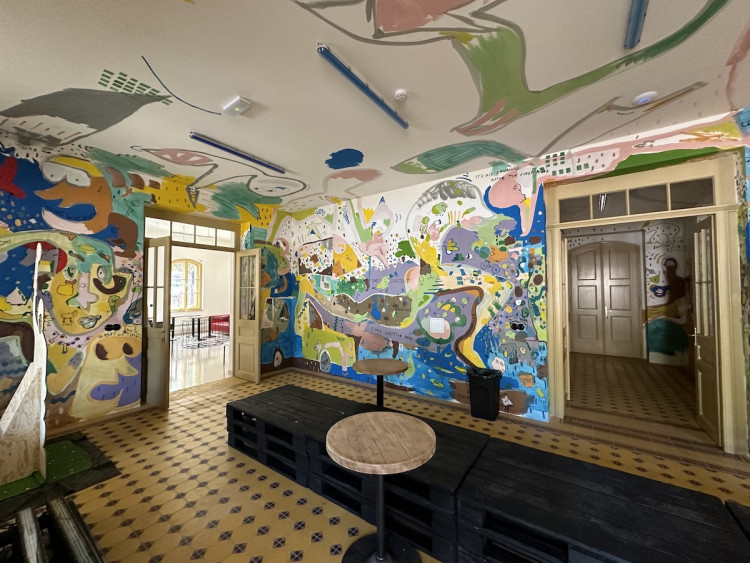 FOTOGALERIE: Půjčovna kol i galerie. Podívejte se, jak vypadá nádraží Bubeneč po rekonstrukci