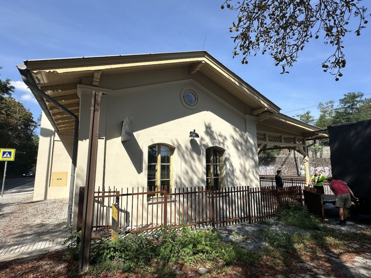 FOTOGALERIE: Půjčovna kol i galerie. Podívejte se, jak vypadá nádraží Bubeneč po rekonstrukci