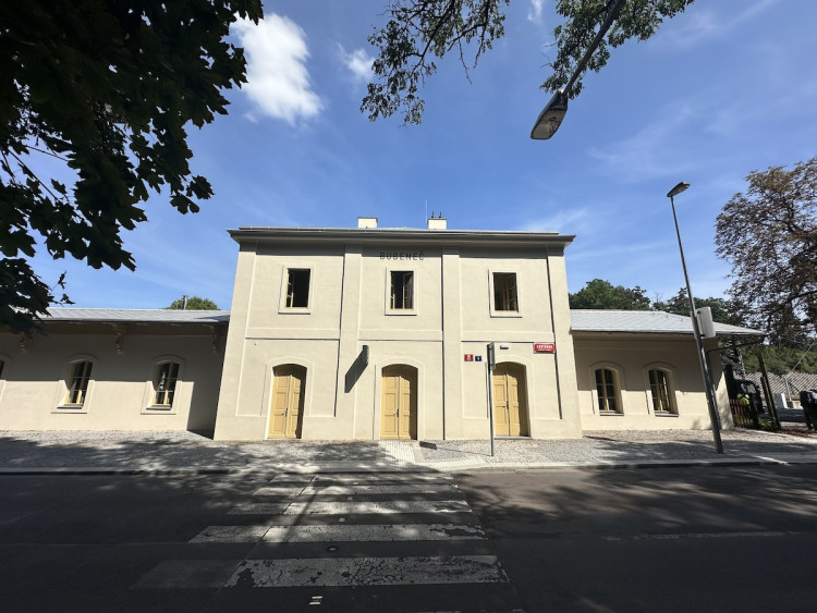 FOTOGALERIE: Půjčovna kol i galerie. Podívejte se, jak vypadá nádraží Bubeneč po rekonstrukci