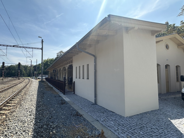 FOTOGALERIE: Půjčovna kol i galerie. Podívejte se, jak vypadá nádraží Bubeneč po rekonstrukci