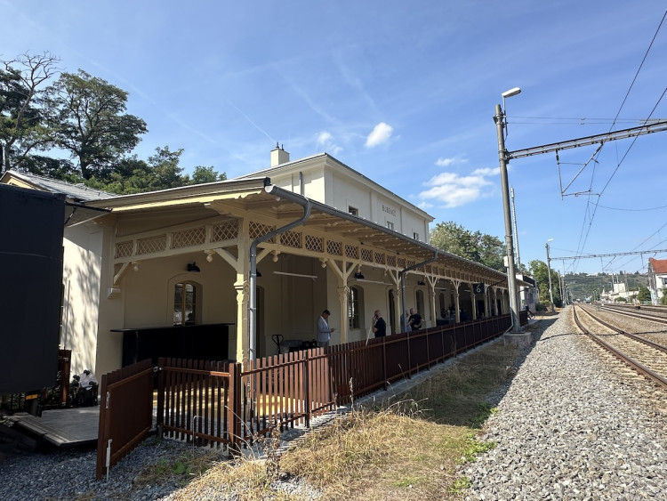 FOTOGALERIE: Půjčovna kol i galerie. Podívejte se, jak vypadá nádraží Bubeneč po rekonstrukci