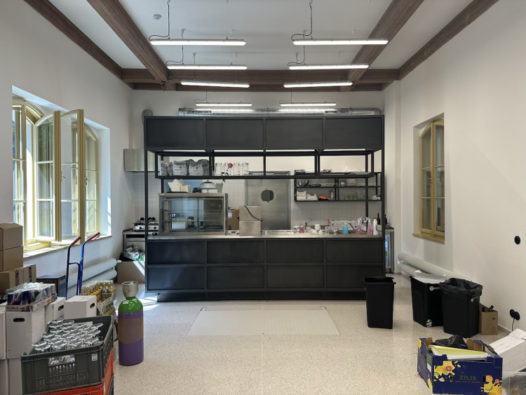 FOTOGALERIE: Půjčovna kol i galerie. Podívejte se, jak vypadá nádraží Bubeneč po rekonstrukci