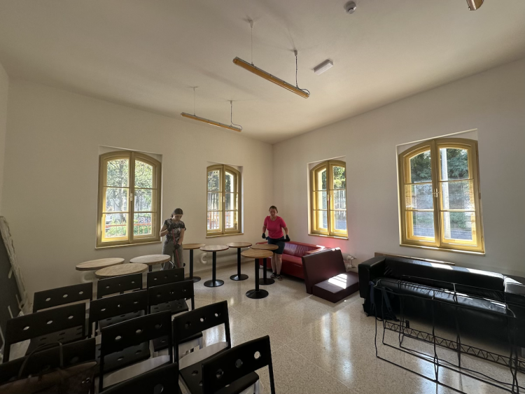 FOTOGALERIE: Půjčovna kol i galerie. Podívejte se, jak vypadá nádraží Bubeneč po rekonstrukci