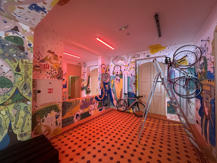 FOTOGALERIE: Půjčovna kol i galerie. Podívejte se, jak vypadá nádraží Bubeneč po rekonstrukci