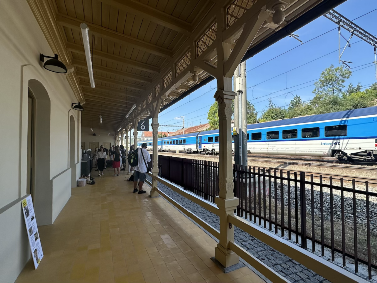 FOTOGALERIE: Půjčovna kol i galerie. Podívejte se, jak vypadá nádraží Bubeneč po rekonstrukci