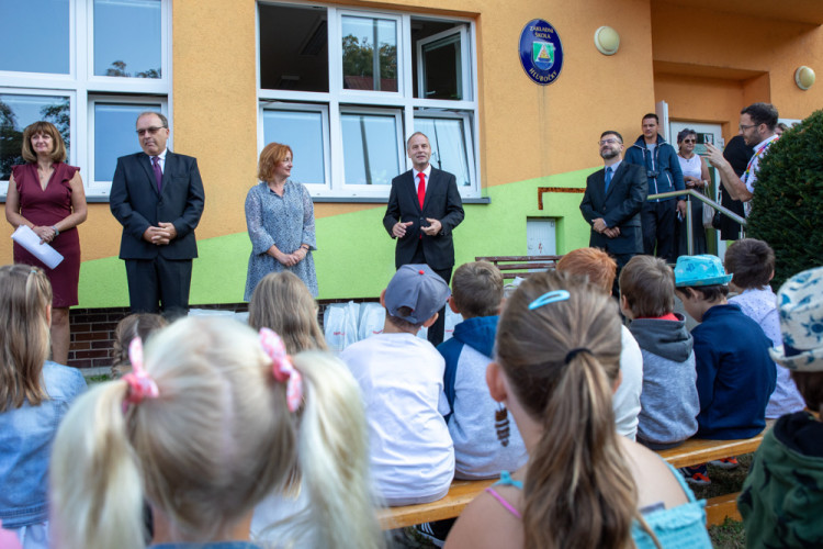 FOTOGALERIE: Ke slavnostnímu vítání prvňáčků v Hlubočkách se připojila i firma Honeywell