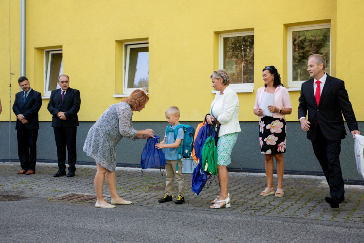 FOTOGALERIE: Ke slavnostnímu vítání prvňáčků v Hlubočkách se připojila i firma Honeywell