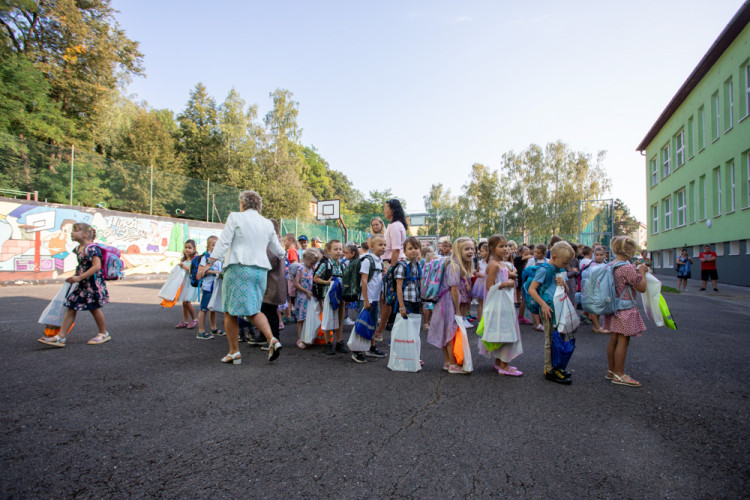 FOTOGALERIE: Ke slavnostnímu vítání prvňáčků v Hlubočkách se připojila i firma Honeywell