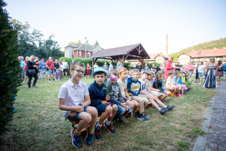 FOTOGALERIE: Ke slavnostnímu vítání prvňáčků v Hlubočkách se připojila i firma Honeywell
