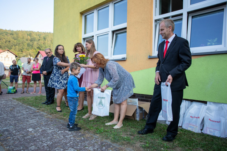FOTOGALERIE: Ke slavnostnímu vítání prvňáčků v Hlubočkách se připojila i firma Honeywell