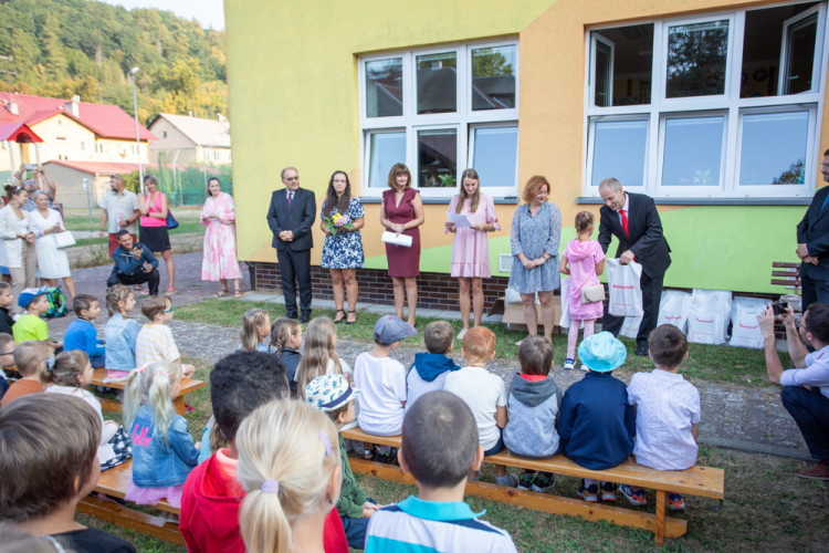 FOTOGALERIE: Ke slavnostnímu vítání prvňáčků v Hlubočkách se připojila i firma Honeywell