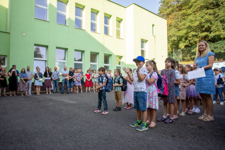 FOTOGALERIE: Ke slavnostnímu vítání prvňáčků v Hlubočkách se připojila i firma Honeywell