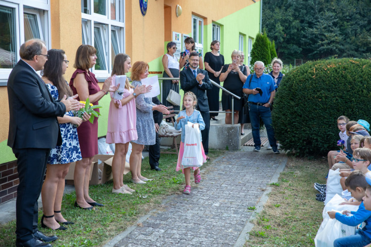 FOTOGALERIE: Ke slavnostnímu vítání prvňáčků v Hlubočkách se připojila i firma Honeywell
