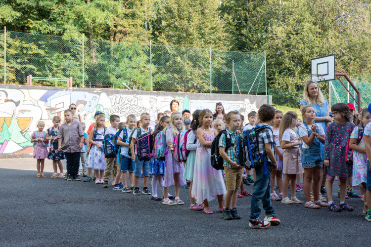 FOTOGALERIE: Ke slavnostnímu vítání prvňáčků v Hlubočkách se připojila i firma Honeywell