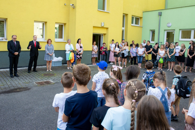 FOTOGALERIE: Ke slavnostnímu vítání prvňáčků v Hlubočkách se připojila i firma Honeywell