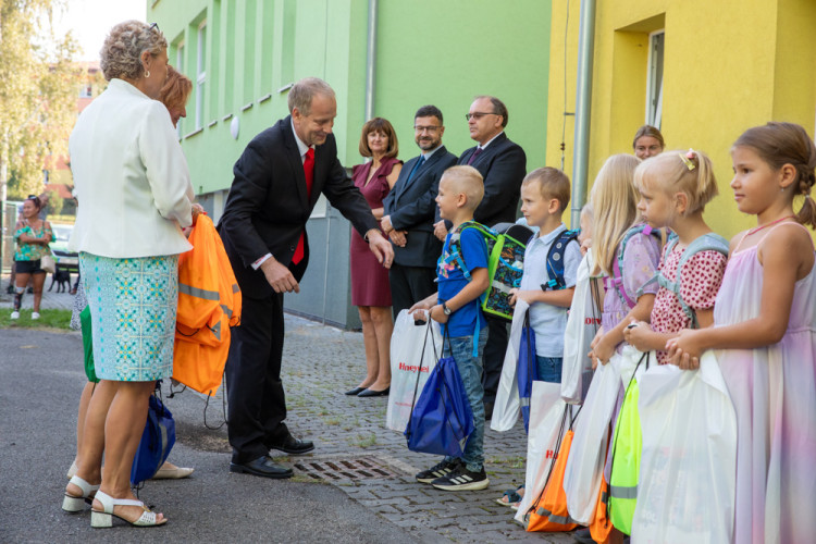 FOTOGALERIE: Ke slavnostnímu vítání prvňáčků v Hlubočkách se připojila i firma Honeywell