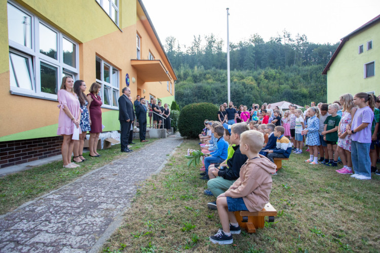 FOTOGALERIE: Ke slavnostnímu vítání prvňáčků v Hlubočkách se připojila i firma Honeywell