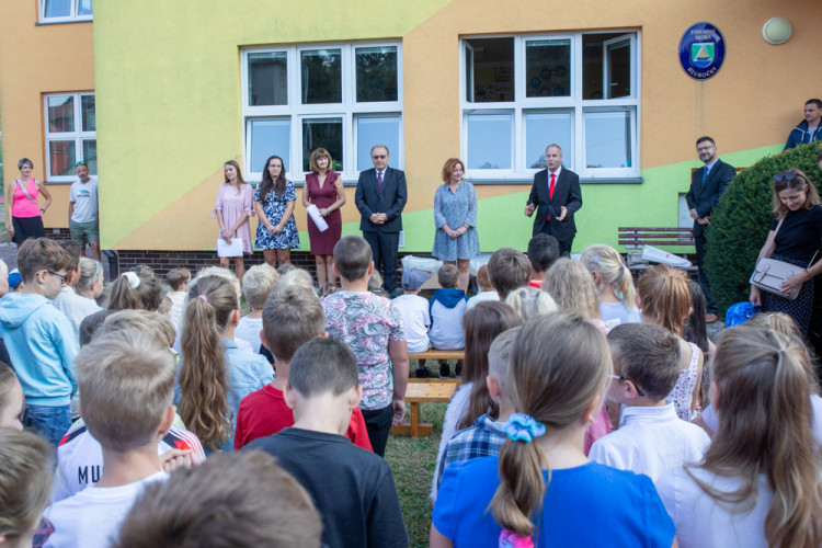 FOTOGALERIE: Ke slavnostnímu vítání prvňáčků v Hlubočkách se připojila i firma Honeywell
