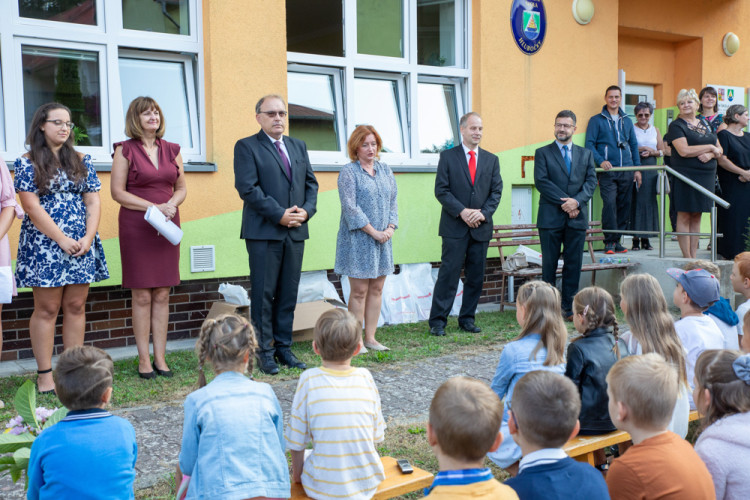 FOTOGALERIE: Ke slavnostnímu vítání prvňáčků v Hlubočkách se připojila i firma Honeywell