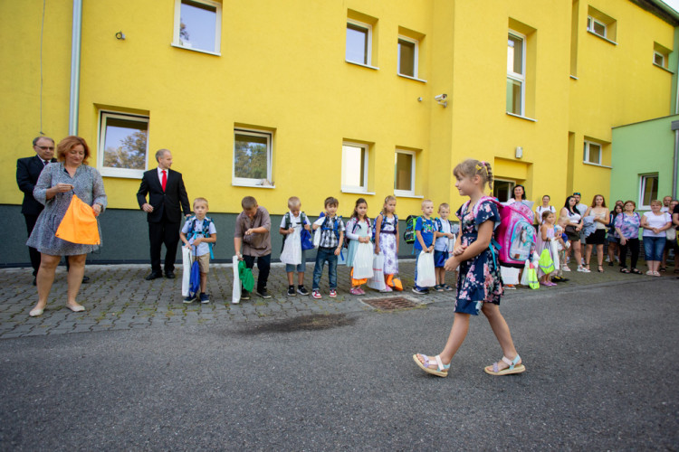 FOTOGALERIE: Ke slavnostnímu vítání prvňáčků v Hlubočkách se připojila i firma Honeywell