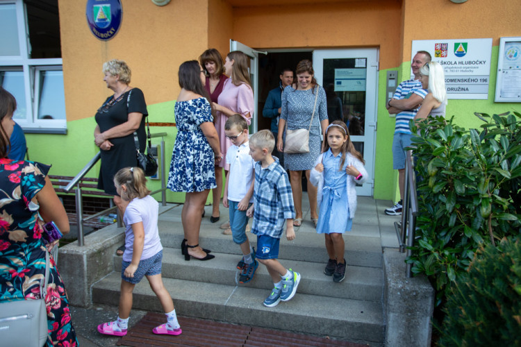 FOTOGALERIE: Ke slavnostnímu vítání prvňáčků v Hlubočkách se připojila i firma Honeywell