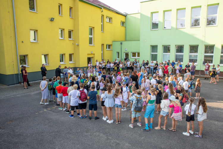 FOTOGALERIE: Ke slavnostnímu vítání prvňáčků v Hlubočkách se připojila i firma Honeywell