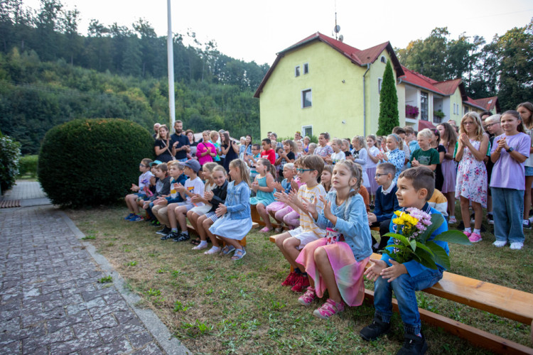 FOTOGALERIE: Ke slavnostnímu vítání prvňáčků v Hlubočkách se připojila i firma Honeywell
