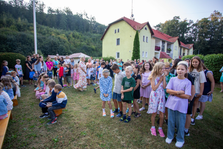 FOTOGALERIE: Ke slavnostnímu vítání prvňáčků v Hlubočkách se připojila i firma Honeywell
