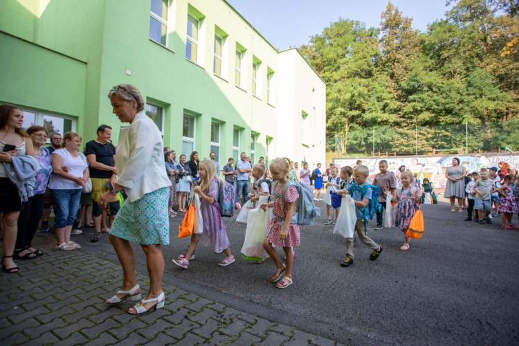 FOTOGALERIE: Ke slavnostnímu vítání prvňáčků v Hlubočkách se připojila i firma Honeywell