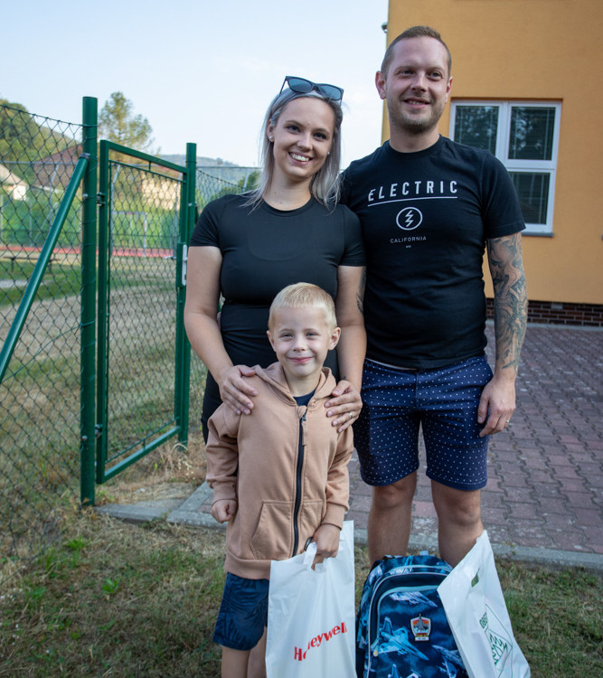 Rodiče, specialisti na leteckou výrobu v Honeywell, strojařka Andrea Schilderová a tým lídr Jan Schilder, doprovodili svého syna při první cestě do školy.