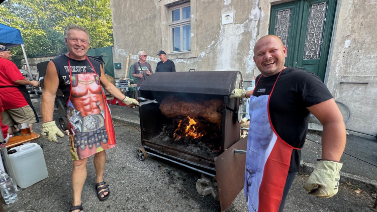 FOTOGALERIE: Mistrovství Šumavy v opékání prasat