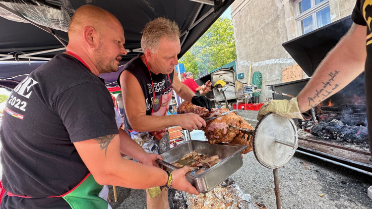 FOTOGALERIE: Mistrovství Šumavy v opékání prasat