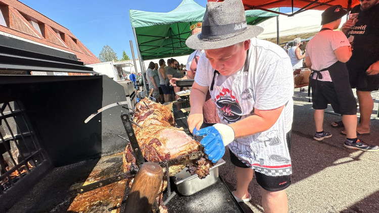 FOTOGALERIE: Mistrovství Šumavy v opékání prasat