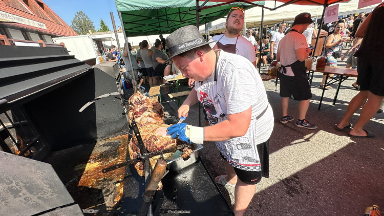 FOTOGALERIE: Mistrovství Šumavy v opékání prasat