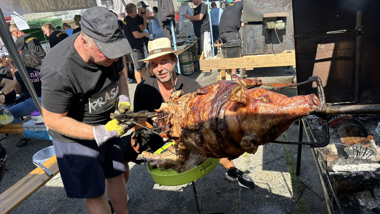 FOTOGALERIE: Mistrovství Šumavy v opékání prasat