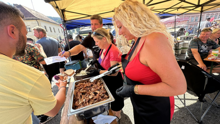 FOTOGALERIE: Mistrovství Šumavy v opékání prasat