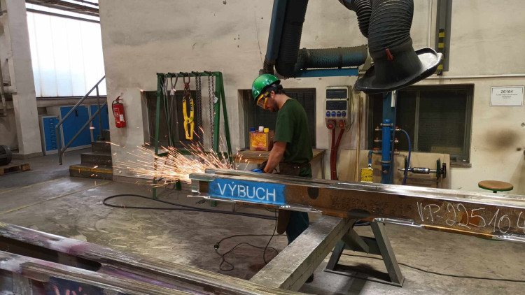 FOTOGALERIE: Prostějovská firma se specializuje na výrobu železničních a tramvajových výhybek