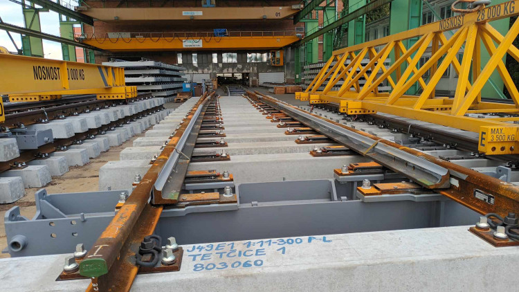 FOTOGALERIE: Prostějovská firma se specializuje na výrobu železničních a tramvajových výhybek