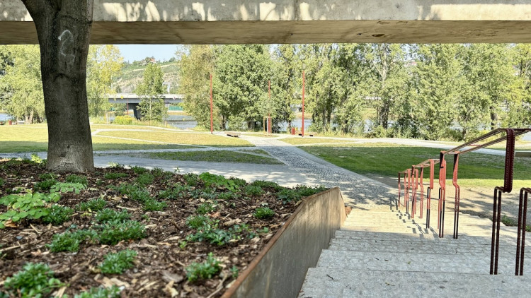 Z brownfieldu na břehu Vltavy místo pro odpočinek. Podívejte se, jak vypadala proměna Parku U Vody