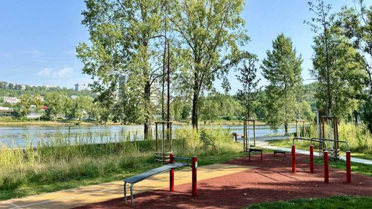 Z brownfieldu na břehu Vltavy místo pro odpočinek. Podívejte se, jak vypadala proměna Parku U Vody