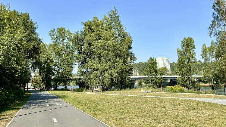 Z brownfieldu na břehu Vltavy místo pro odpočinek. Podívejte se, jak vypadala proměna Parku U Vody