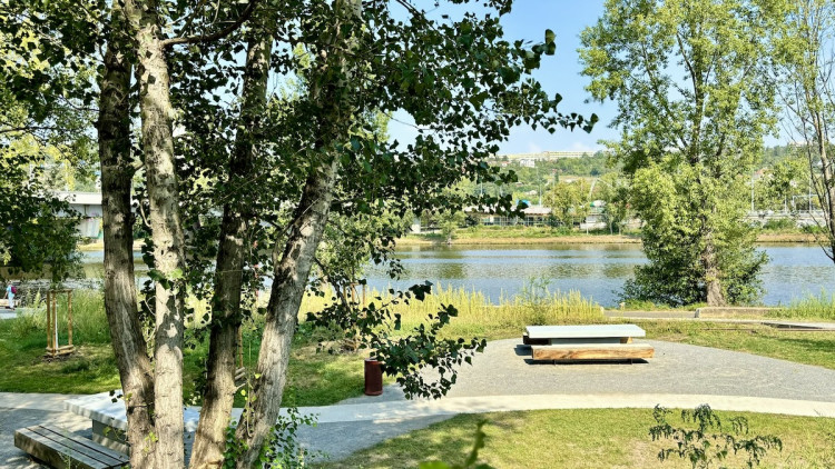 Z brownfieldu na břehu Vltavy místo pro odpočinek. Podívejte se, jak vypadala proměna Parku U Vody