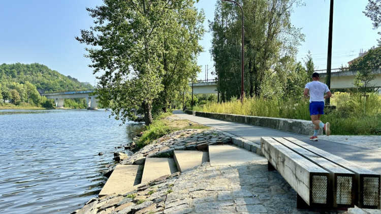 Z brownfieldu na břehu Vltavy místo pro odpočinek. Podívejte se, jak vypadala proměna Parku U Vody
