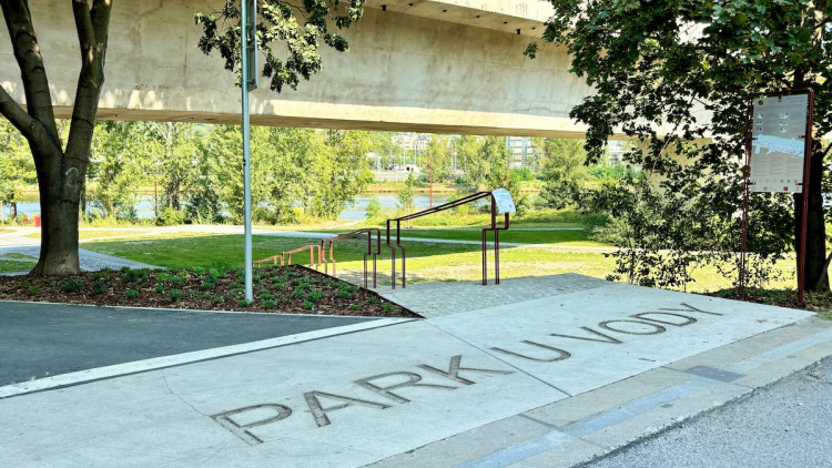 Z brownfieldu na břehu Vltavy místo pro odpočinek. Podívejte se, jak vypadala proměna Parku U Vody