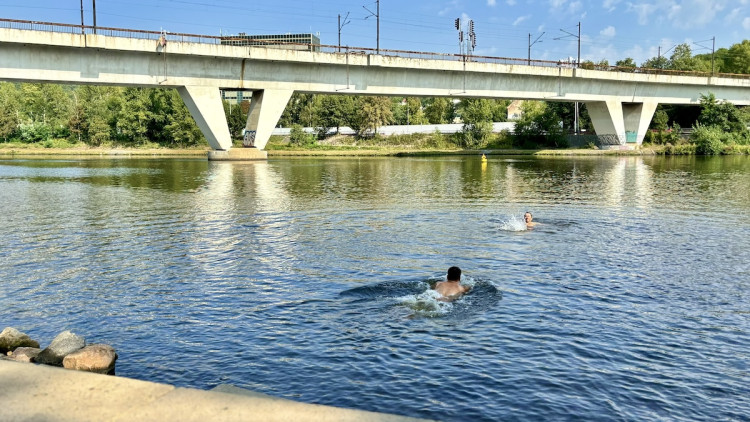 Z brownfieldu na břehu Vltavy místo pro odpočinek. Podívejte se, jak vypadala proměna Parku U Vody