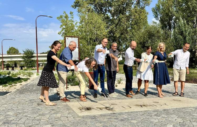 Z brownfieldu na břehu Vltavy místo pro odpočinek. Podívejte se, jak vypadala proměna Parku U Vody